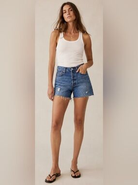 EUC Levi’s ribcage straight denim cutoffs